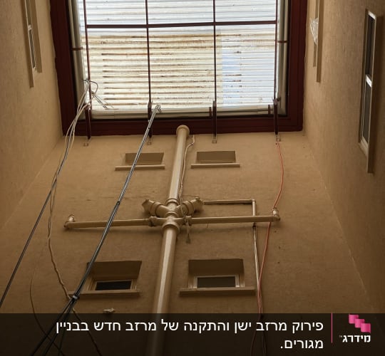 תקרת זכוכית עם מסגרת מתכת וחוטים תלויים